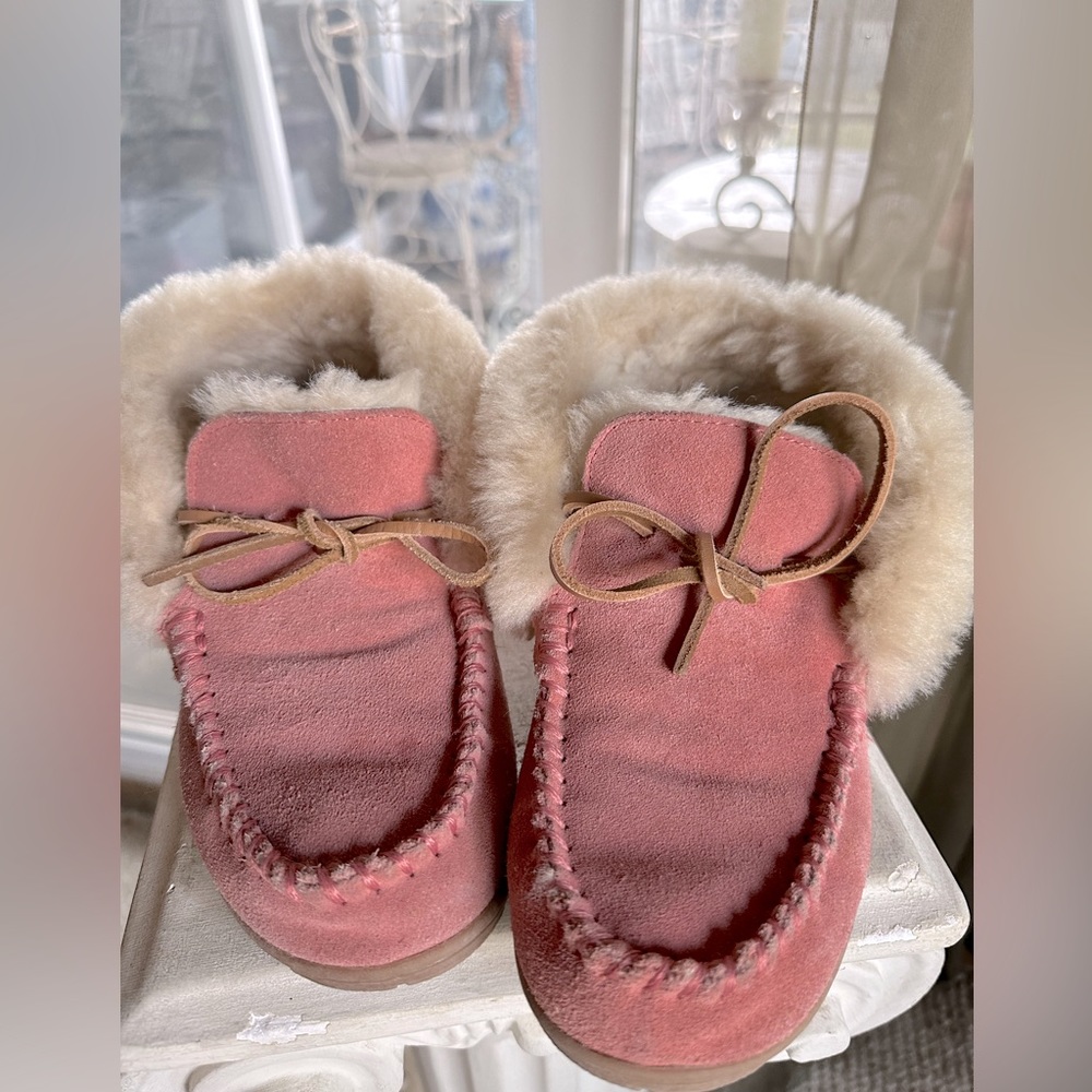 Land’s End women’s suede leather shearling fur moccasin slippers. Size 8M EUC